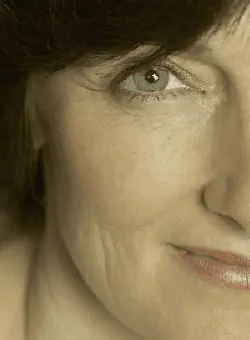 Mujer con arrugas antes de modificar en ejercicio quitar arrugas de un rostro con Gimp